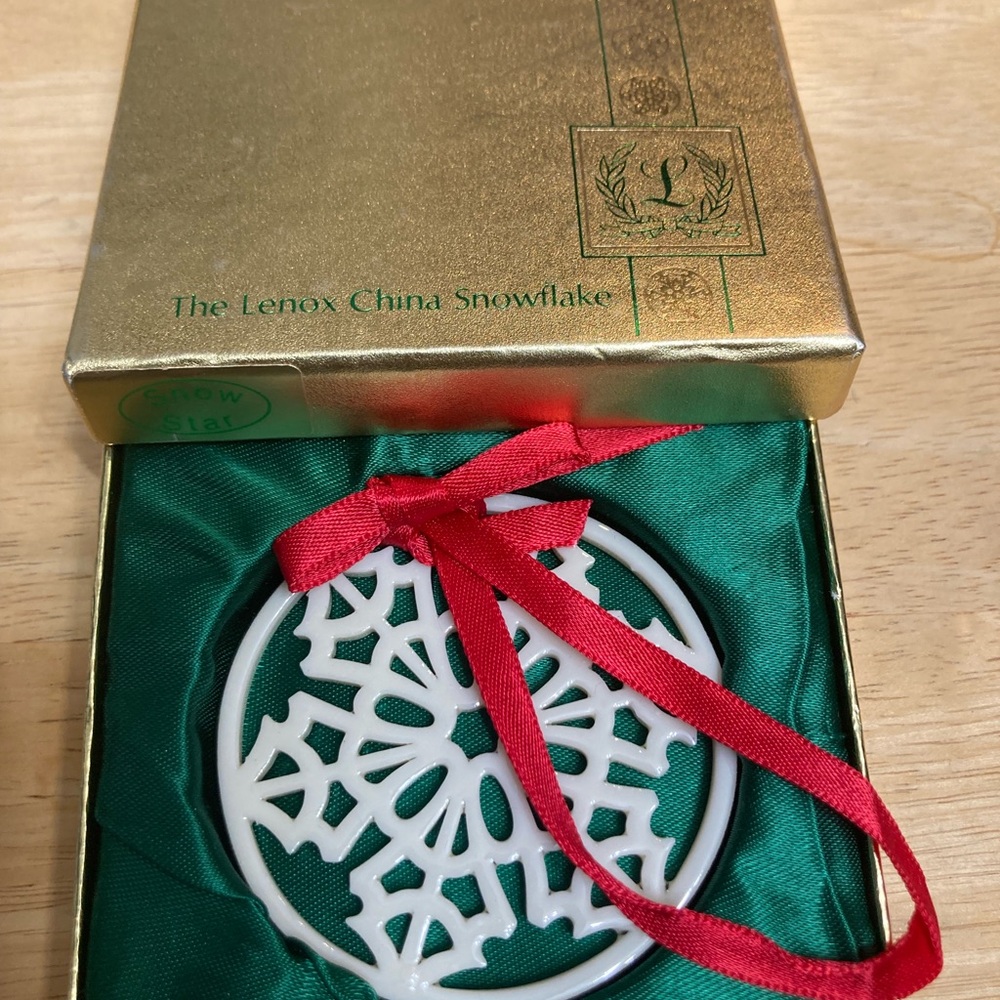 Vintage Lenox China Snow Star Pierced Snowflake in original box - Picture 1 of 3